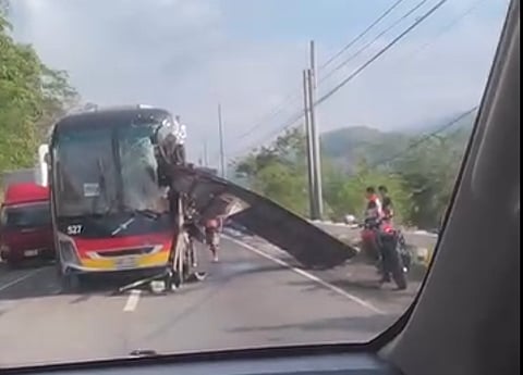 A Victory Liner bus crashed into a truck carrying drums of bagoong in Barangay Tayabo, San Jose City, Nueva Ecija on Sunday, May 31. The road crash left nine bus passengers injured and one dead. (Video screenshot from Cecile Lucy Mine | Facebook)