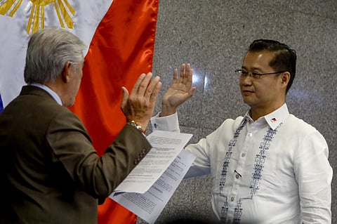 Senator Win Gatchalian taking his oath as the Senate President Pro Tempore from Senator Vicente "Tito" Sotto after ousting Senate President Alan Peter Cayetano.