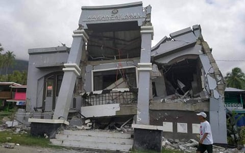 Major quake off Philippines kills at least 35, dozen still missing