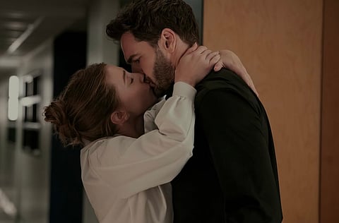 LILI Reinhart as Olive Smith and Tom Bateman as Dr. Adam Carlsen.