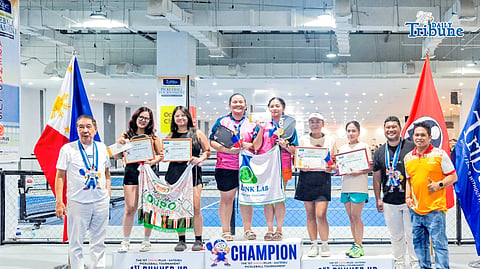 WOMEN’S newbie category winners Angeli Villarante and Joey Ann Ramos (center) celebrate on top of the podium after receiving their prizes from DAILY TRIBUNE president Willie Fernandez (left), DAILY TRIBUNE Sports editor Julius Manicad, and prize sponsor Ronwald Urquiola of Ta-FBDI Advertising Corp.