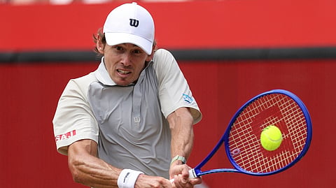 ALEX De Minaur pulls off a 6-4, 6-1 win over Denis Shapovalov to advance to the quarterfinals of the Queen’s Club Championship on Wednesday.