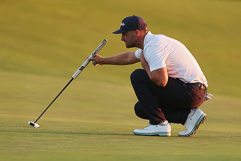 WYNDHAM Clark inches closer to the US Open title after posting a commanding six-stroke lead entering the final round at the windy Shinnecock Hills Golf Club.
