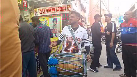 Ludhiana lottery sellers beat dhol