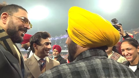 Bhagwant Mann talking to Harmanpreet Kaur and Yuvraj Singh