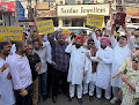 AAP Trade Wing Protests LPG Price Hike in Ludhiana, Targets Centre