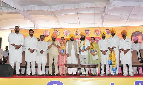 Former MLA Vaninder Kaur Loomba, DTO Karan Singh join AAP with supporters