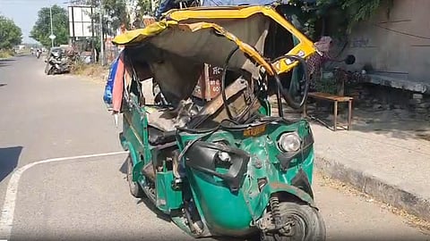 Auto-rickshaw collided with an unidentified vehicle