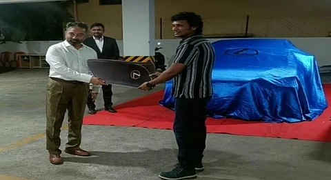 Kamal Haasan gifts car to 'Vikram' director Lokesh Kanakaraj