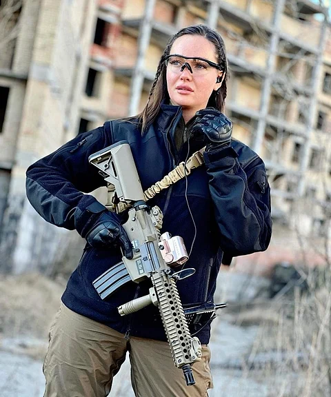 Ex-Miss Ukraine takes up arms to fight off Russian army