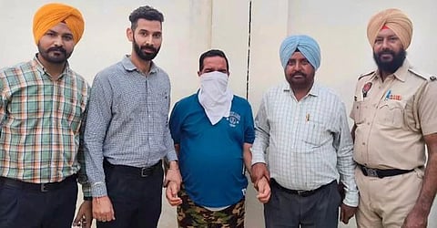 *Vigilance Bureau arrests press reporter taking bribe Rs 1,00,000