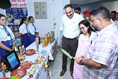 DC, MC Chief kickstart distribution drive under 'Daan Utsav'; applaud residents/NGOs for the overwhelming response