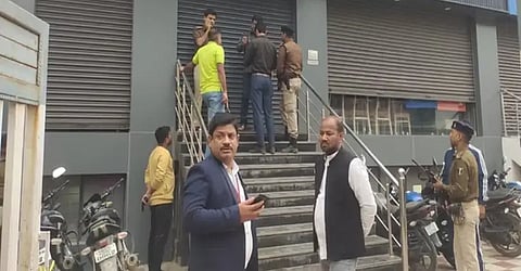 Robbers escape after looting Rs 16 lakhs from Axis Bank in Arrah, Police kept waiting for surrender