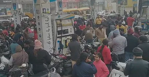 Long queues at the Petrol Pumps in Ludhiana as fuel crisis induces panic-buying