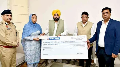 CM hands over cheque of insurance worth Rs 1 crore to family of martyred Home Guard Jawan Jaspal Singh