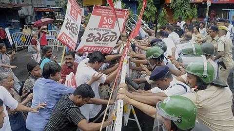 Nabanna Abhijan, What is Nabanna Abhijan, Nabanna Abhijan Protest, Police Use Tear Gas Nabanna Abhijan, West Bengal Police Water Canon Nabanna Abhijan