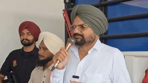 Sidhu Moose Wala, Sidhu Moose Wala father, Sidhu Moose Wala Father Gunmen, Sidhu Moose Wala Father Guards Fight, Balkaur Singh Gunmen Fight