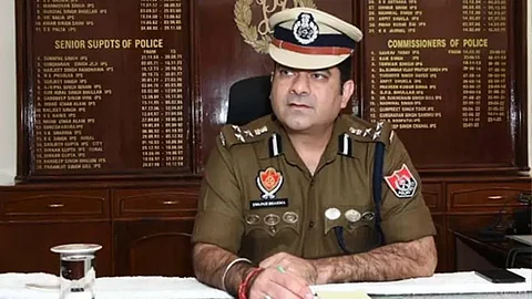 Commissionerate Police arrests two for theft; Recovers two pairs of gold tops, 10 thousand rupees, and more