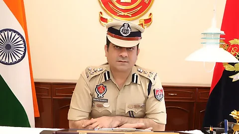 Commissionerate Police arrests two for snatching, Recovers one mobile phone snatched from victim after breaking his wrist