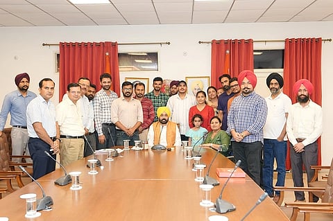 Delegation of 1158 assistant professors and librarians thanks CM for safeguarding their interests