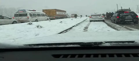 Severe snowfall paralyzes hilly regions of India, strands thousands