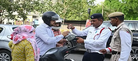 Helmet Challan: read the new traffic rules of 2025: Challan will be issued even if you wear a helmet