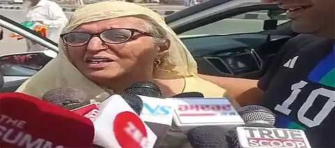 "Dadi aa gayi, Dadi aa gayi!” Indian Grandmother returns from Pakistan & reunites with children at Attari