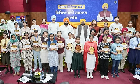 Bright students praise CM Mann in special meet for boosting education sector