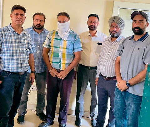 Vigilance Bureau arrests block samiti Patwari taking Rs. 20,000 bribe