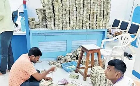 250 people in 120 cars: Income Tax officials launched raid in Maharashtra's Jalna impersonating as Baraatis, Watch the video