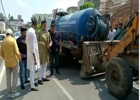 Jalandhar Smart City Project: Corporation's sewer suction machine sunk on the smart road; Is there corruption in this too?