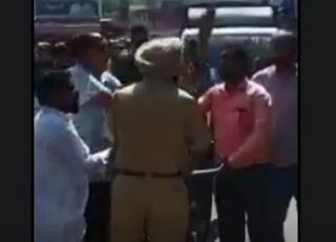 Regularising Contractual employees: After MLA Gogi and councilor Mamta Ashu's argument, safai sevaks protest outside Ashu's house