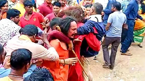 Durg: Three saints brutally thrashed on suspicion of being child lifters in a shocking viral video; Watch