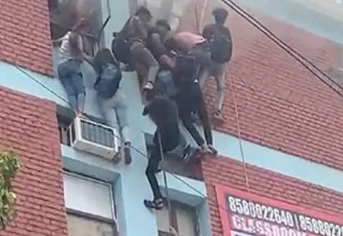 New Delhi: Fire breaks out in Mukherjee Nagar's Coaching center, students escape using wires, video viral