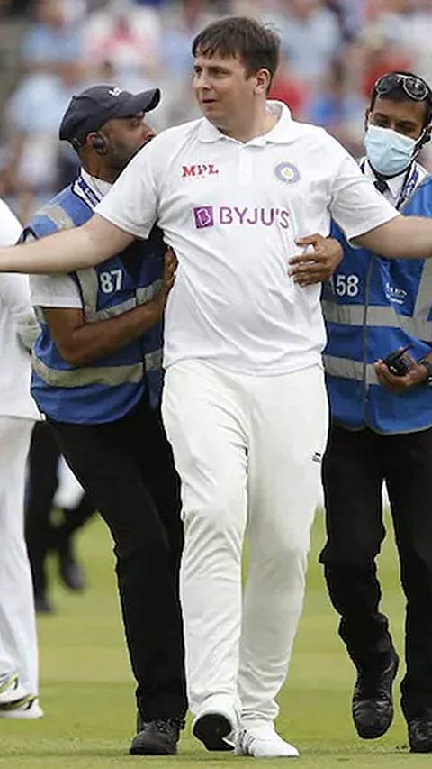 5 times when fans invaded the pitch to meet Team India players