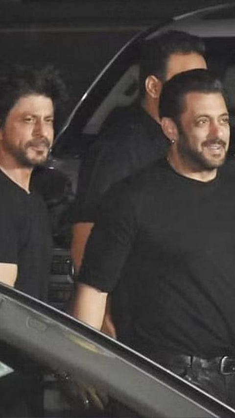 8 UNSEEN pics of Shah Rukh Khan-Salman Khan from 'Bhai Ka Birthday'