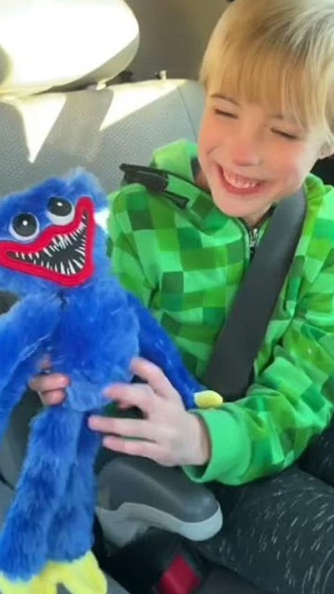 Why American parents are SCARED of Huggy Wuggy doll?