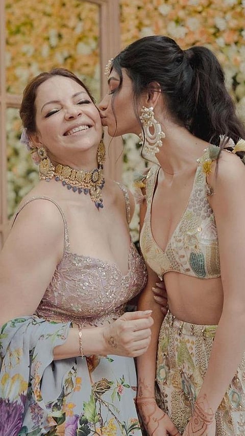 Alanna Panday’s UNSEEN pictures with family during her wedding