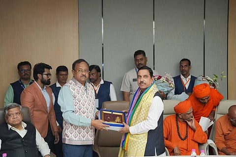 ಕೇಂದ್ರ ಸಚಿವ ಪ್ರಲ್ಹಾದ ಜೋಷಿ ಅವರನ್ನು ಅಣ್ಣಾಸಾಹೇಬ ಜೊಲ್ಲೆ ಸತ್ಕರಿಸಿದರು