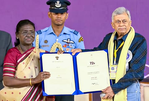 ರಾಷ್ಟ್ರಪತಿಗಳಿಂದ ದಾದಾ ಸಾಹೇಬ್ ಫಾಲ್ಕೆ ಪ್ರಶಸ್ತಿ ಪಡೆಯುತ್ತಿರುವ ಅನಂತ ನಾಗ್