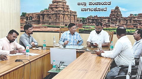 ಬಾಗಲಕೋಟೆ ನಗರದ ಜಿ.ಪಂ. ಸಭಾಂಗಣದಲ್ಲಿ ಭಾನುವಾರ ಸಂಜೆ ಕೊಣ್ಣೂರು ಗ್ರಾಮದ ಮೂಲಸೌಕರ್ಯ, ಶೈಕ್ಷಣಿಕ ಹಾಗೂ ಸಾಮಾಜಿಕ ಅಭಿವೃದ್ಧಿಗೆ ಸಂಬAಽಸಿದ ಪ್ರಮುಖ ವಿಷಯಗಳ ಕುರಿತು ಜಿಲ್ಲಾಽಕಾರಿ ಸಂಗಪ್ಪ ಹಾಗೂ ಜಿ.ಪಂ. ಸಿಇಒ ಗಜಾನನ ಬಾಲೆ ಅವರ ಜಂಟಿ ಅಧ್ಯಕ್ಷತೆಯಲ್ಲಿ ಸಭೆ ಜರುಗಿತು. ಜಿ.ಪಂ. ಉಪ ಕಾರ್ಯದರ್ಶಿ ಎನ್.ವೈ. ಬಸರಿಗಿಡದ, ತಹಸೀಲ್ದಾರ ವಾಸುದೇವ ಸ್ವಾಮಿ, ಪಂಚಾಯತ್ ರಾಜ್ ಇಲಾಖೆ ಮುಖ್ಯ ಇಂಜಿನಿಯರ್ ಆಕಾಶ ವಂದೆ, ತಾ.ಪಂ. ಇಒ ಬಡಿಗೇರ ಇದ್ದರು.