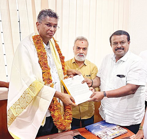 ಶ್ರೀ ಕ್ಷೇತ್ರ ಶ್ರವಣಬೆಳಗೊಳದ ವಿಂಧ್ಯಗಿರಿ ಬೆಟ್ಟಕ್ಕೆ ರೋಪ್ವೇ ಹಾಗೂ ರಸ್ತೆ ವಿಸ್ತರಣೆ ಕಾಮಗಾರಿಗಳಿಗೆ ಸಂಬಂಧಿಸಿದಂತೆ ಲೋಕೋಪಯೋಗಿ ಸಚಿವ ಸತೀಶ್ ಜಾರಕಿಹೊಳಿ ಅವರನ್ನು ಶಾಸಕ ಸಿ.ಎನ್.ಬಾಲಕೃಷ್ಣ ಹಾಗೂ ಶ್ರೀಮಠದ ಪ್ರತಿನಿಧಿ ರಾಜೇಶ್ ಖನ್ನಾ, ಭೇಟಿ ಮಾಡಿ ಮನವಿ ಸಲ್ಲಿಸಿದರು.