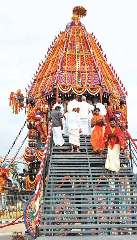 ತಿರುಮಲ ತಿರುಪತಿಯಲ್ಲಿ ನಡೆದ ಬ್ರಹ್ಮರಥೋತ್ಸವಕ್ಕೆ ಸುರಪುರ ಸಂಸ್ಥಾನದಿಂದ ಅಗ್ರಪೂಜೆ ಪೂಜೆ ಸಲ್ಲಿಸಿ ಹೊರಬಂದ ವೇಣುಮಾಧವ ನಾಯಕ.