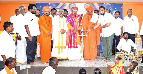 ತೊನಸನಳ್ಳಿ(ಎಸ್) ಗ್ರಾಮದ ಶ್ರೀ ಅಲ್ಲಮಪ್ರಭು ಸಂಸ್ಥಾನ ಮಠದಲ್ಲಿ ಶ್ರೀ ಮಾಣಿಕೇಶ್ವರಿ ಜನಜಾಗೃತಿ, ಧರ್ಮಸಂದೇಶ ಕಾರ್ಯಕ್ರಮವನ್ನು ಬಿಜೆಪಿ ಮುಖಂಡ ಗೋರಖನಾಥ ಶಖಾಪುರ ಉದ್ಘಾಟಿಸಿದರು. ಶ್ರೀ ಡಾ.ಮಲ್ಲಣ್ಣಪ್ಪ ಸ್ವಾಮೀಜಿ, ಶ್ರೀ ಡಾ.ಸೌರಭ ಸ್ವಾಮೀಜಿ, ಶ್ರೀ ಸಿದ್ಧಲಿಂಗ ಸ್ವಾಮೀಜಿ, ಡಾ.ಚನ್ನಬಸವ ಶರಣರು ಇತರರಿದ್ದರು.