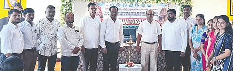 ಬಸವಕಲ್ಯಾಣದ ಎಸ್ಎಸ್ಕೆ ಬಸವೇಶ್ವರ ಕಲಾ ವಿಜ್ಞಾನ ವಾಣಿಜ್ಯ ಸ್ನಾತಕ ಮತ್ತು ಸ್ನಾತಕೋತ್ತರ ಮಹಾವಿದ್ಯಾಲಯದಲ್ಲಿ ಮಂಗಳವಾರ ಬಿ.ಎಸ್ಸಿ ವಿಭಾಗದಿಂದ ಆಯೋಜಿಸಿದ್ದ ಸಾಂಸ್ಕೃತಿಕ ಕಾರ್ಯಕ್ರಮವನ್ನು ಸರ್ಕಾರಿ ಪ್ರಥಮ ದರ್ಜೆ ಕಾಲೇಜು ಪ್ರಾಚಾರ್ಯ ಡಾ.ಪ್ರಲ್ಹಾದ ಚೆಂಗಟೆ ಉದ್ಘಾಟಿಸಿದರು. ಪ್ರಾಚಾರ್ಯ ಡಾ.ಶಿವಕುಮಾರ ಪಾಟೀಲ, ಆರ್.ಡಿ.ಬಾಲಿಕಿಲೆ, ಡಾ.ವಿಜಯಕುಮಾರ ತಳವಾರ, ಡಾ.ಸುರೇಶ್ ಎಚ್.ಆರ್., ಕಲ್ಯಾಣಪ್ಪ ನಾವದಗಿ, ವೈಶಾಲಿ ಇದ್ದರು.