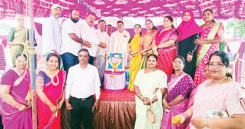 ಬೇಲೂರು ಪಟ್ಟಣದ ಪುರಸಭೆ ಮುಂಭಾಗ ಆಯೋಜಿಸಿದ್ದ ಪೌರ ಕಾರ್ಮಿಕರ ದಿನಾಚರಣೆ ಕಾರ್ಯಕ್ರಮ ಉದ್ಘಾಟಿಸಿ ಡಾ.ಬಿ.ಆರ್.ಅಂಬೇಡ್ಕರ್ ಭಾವಚಿತ್ರಕ್ಕೆ ಪುಷ್ಪ ನಮನ ಸಲ್ಲಿಸಿದ ಗಣ್ಯರು.