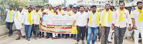 ಕಲಬುರಗಿ ಹೈಕೋರ್ಟ್ ವೃತ್ತದ ಬಳಿ ಮಾಜಿ ಮುಖ್ಯಮಂತ್ರಿ ಸಿದ್ದರಾಮಯ್ಯ ಅವರ ಪ್ರತಿಮೆ ತೆರವುಗೊಳಿಸಿದನ್ನು ಖಂಡಿಸಿ ಶಹಾಪುರದಲ್ಲಿ ವಿವಿಧ ಸಂಘಟನೆಗಳ ಮುಖಂಡರು ಪ್ರತಿಭಟನೆ ನಡೆಸಿದರು. ಶಾಂತಗೌಡ ನಾಗನಟಗಿ, ಮಲ್ಲಣ್ಣ ಐಕೂರು, ತಾಲೂಕು ಅಧ್ಯಕ್ಷ ಯಲ್ಲಪ್ಪ ನರಿ, ರವಿ ರಾಜಾಪುರ, ಬಲಭೀಮ ಮಡ್ನಾಳ, ಶರಬಣ್ಣ ರಸ್ತಾಪುರ ಇತರರಿದ್ದರು.