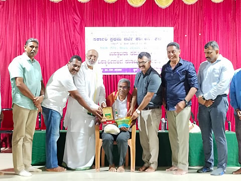ಕಳಸ ಪ್ರಥಮ ದಜೆ ಕಾಲೇಜಿನ ವಿದ್ಯಾರ್ಥಿಗಳಿಗೆ ಸಹಾಯಧನ ನೀಡಿದ ರಾಜೇಂದ್ರ ಹೆಬ್ಬಾರ್ ಅವರನ್ನು ಸನ್ಮಾನಿಸಲಾಯಿತು. ಡಾ. ಭೀಮೇಶ್ವರ ಜೋಷಿ, ಎನ್.ವಿಶುಕುಮಾರ್, ಕೆ.ಎ.ಶ್ರೇಣಿಕ್, ವಿಶ್ವನಾಥ್, ಸತೀಶ್ ಕಲ್ಲಾನೆ ಇತರರಿದ್ದರು.