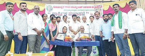 ವಿಜಯಪುರ ಡೇರಿ ವಾರ್ಷಿಕ ಸಭೆಯಲ್ಲಿ ಸಂಘಕ್ಕೆ ಹೆಚ್ಚು ಹಾಲು ಪೂರೈಸಿದ ಕೆ.ವೆಂಕಟೇಶ್, ಜರೀನಾ ತಾಜ್ ಅವರನ್ನು ಸನ್ಮಾನಿಸಲಾಯಿತು. ಸಂಘದ ಅಧ್ಯಕ್ಷ ಕೆ.ನಾಗರಾಜ್, ಉಪಾಧ್ಯಕ್ಷ ವಿ.ಮಂಜಣ್ಣ, ನಿರ್ದೇಶಕರಾದ ವಿ.ರವಿ, ಕೆ.ವೆಂಕಟೇಶ್, ಎಂ.ಕೆ.ಅನಿಲ್ ಕುಮಾರ್, ಎನ್.ಮನೋಹರ್, ಆರ್.ನಾಗರಾಜ್, ಎ.ವೇಣುಗೋಪಾಲ್ ಇದ್ದರು.