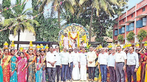 ಹೊಳೆನರಸೀಪುರ ತಾಲೂಕಿನ ದೊಡ್ಡಕಾಡನೂರು ಗ್ರಾಮದಲ್ಲಿ ಡಾ.ಶ್ರೀ ಶಿವರಾತ್ರಿ ರಾಜೇಂದ್ರ ಮಹಾಸ್ವಾಮಿಗಳ 111ನೇ ಜಯಂತಿ ಕಾರ್ಯಕ್ರಮ ಆಯೋಜಿಸಲಾಗಿತ್ತು.
